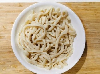 step10: 最後可以放入雪櫃備用或放湯加<span class="group_1">食材</span>做新鮮烏冬餐食。