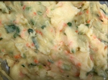 step6: 啱味就加入切好嘅芫荽蔥紅蘿蔔粒和10g油30g鷹粟粉攪勻