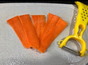 step3: 剛好今日要煲湯，所以刨左幾片紅蘿蔔來用