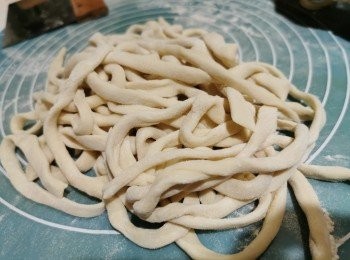 step7: 最後要灑上粉，不要讓它們容易沾在一起