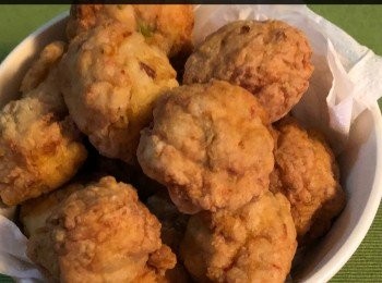 step4: 熱鍋落適量植物油，將小肉丸放入油內，炸至金黃色後取出，用廚房紙隔去油份。