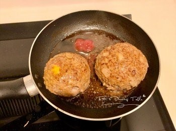 step7: 加入日本醬油、味醂、清酒和茄汁調味，大火煮至醬汁濃稠即成