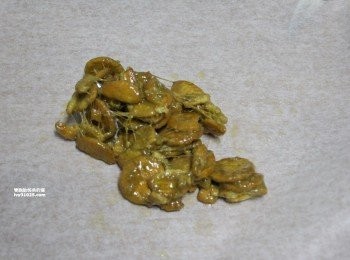 step5: 放在烘培紙上，再用一片烘培紙壓平，等待約10分鐘就變涼了。