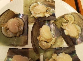 step1: 帶子用粟粉洗擦，再用清水沖乾淨，帶子殼可原隻或修剪適合大細。