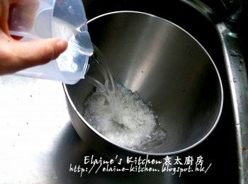 step4: 將西米隔水倒在隔篩內 , 用水沖洗雜質後放入大碗內加冰水浸過面靜待10分鐘