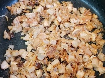 step5: 之後下冬菇粒瑤柱絲炒，再下雞肉粒和鮑魚粒炒，並加入 2湯匙蠔油。