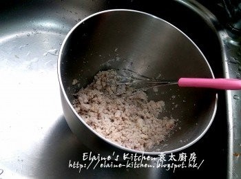 step5: 將己蒸熟的芋頭粒放入大碗內壓成蓉
