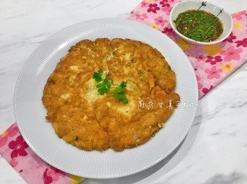 step10: 將沾醬的辣椒切圈狀，香菜略切，放入魚露、醬油、糖和檸檬汁及水便可。