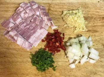 step2: 培根切片、蒜頭切末、辣椒去籽切丁、洋蔥切丁、巴西里葉切末；