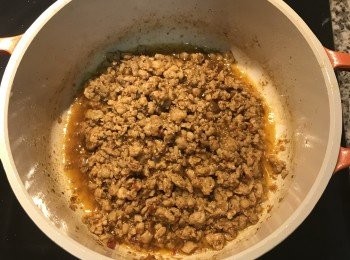 step7: 加入醬油與糖炒上色；