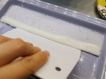step4: 取出, 趁熱用膠刮慢慢卷成腸粉