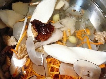 step4: 將所有材料凍水落煲約2小時便成，用高壓煲則煲約15分鐘，喝前再大滾5分鐘落鹽便成。