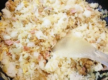 step4: 待蛋炒散至較乾身才加入飯（依舊細火)，撥散並慢慢炒勻，用鏟背一邊按壓一邊炒飯粒，如是者炒至粒粒分明。　