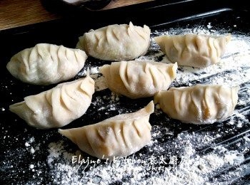 step8: 將適量餡料放在餃子皮上 , 用水封口左右對摺成餃子形狀 , 灑少許麵粉於餃子上