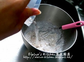 step7: 大碗內餘下份量的芋蓉加入55g木薯粉拌勻 , 再加入30g水拌勻