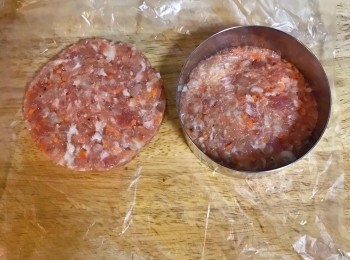 step8: 用塑膠袋或保鮮膜舖在桌上，可用圓型或方型模具，舀1-1.5湯匙到模具中，壓實即可；