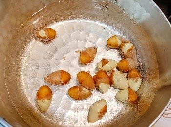 step2: 白果去殻，用熱水灼數分鐘，立即放進凍水浸，較易去皮。