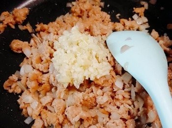 step4: 加入蒜蓉續炒勻。