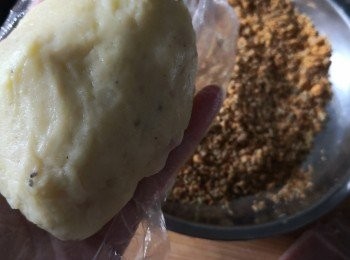 step3: 放好中間再抓一把薯蓉封住