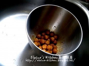 step3: 將魚蛋用水沖洗油份後放入大碗內 , 加入1茶匙咖哩粉及<span class="group_2">醃料</span>拌勻靜待30分鐘