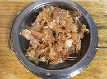 step4: 用濾網濾出高湯備用；