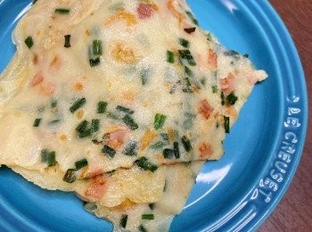 step6: 以中火煎至邊微微焦燶，反轉煎另一面煎至金黃色，切件，即成。