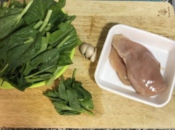 step1: 豆苗洗淨，用手摘成適當長度，浸泡在水裡；