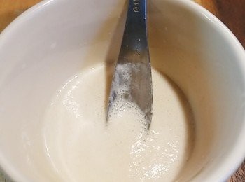 step2: 先將暖水、酵母和糖拌勻，靜置至酵母起泡沬狀(即表酵母示發揮作用)。