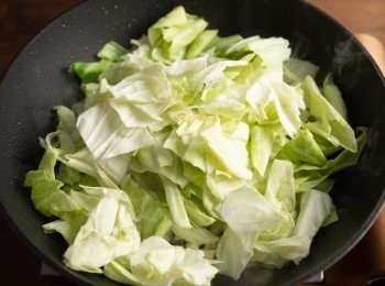 step1: 首先熱油鍋，將大蒜爆香後，加入高麗菜拌炒。