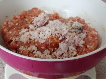 step4: 加入鹹魚肉拌勻