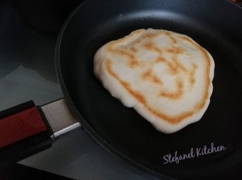 step7: 然後蓋上蓋煎兩分鐘至底金黃，即可返轉另一面繼續蓋上蓋煎至金黃