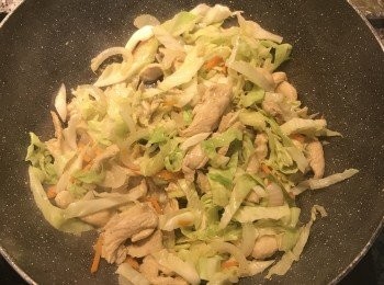 step7: 下高麗菜並加入鹽炒軟；