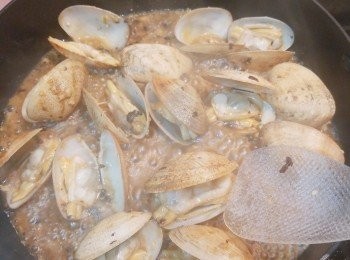 step4: 待蜆開，加入糖、豉油和蠔油。