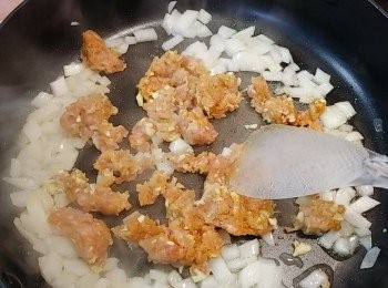 step2: 先下油大火炒香洋蔥和免治豬肉。