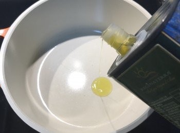 step3: 鍋內放入少許油；