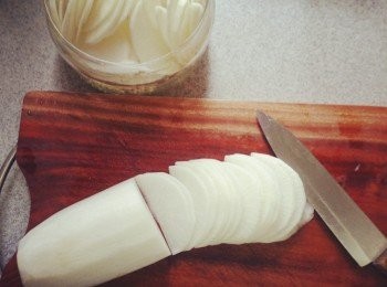 step1: 白蘿蔔洗淨去皮後，切成薄片狀(約5mm厚，保留蘿蔔的口感)