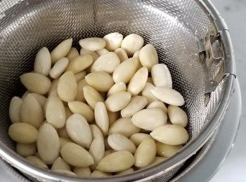 step1: 首先將杏仁洗淨浸水放過夜….浸過水的杏仁也比較容易打蓉….
第二天將浸杏仁的水倒掉…..再沖洗一遍…..再把杏仁皮剝掉…..杏仁奶的顏色會更乳白….