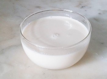 step3: 把浸好的杏仁放進果汁機中..加水打大概2-3分鐘至徹底打勻…擠壓出杏仁奶..再過濾多次..確保無粉碎…