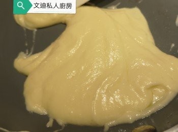 step3: 先用（一）牛油爆香蒜頭，盛起備用。再將（二）牛油煮到溶化，加入低筋麵粉，慢慢加入忌廉鮮奶，推成白汁，如果太杰可再加鮮奶溝稀，如果太稀可減少忌廉鮮奶，最後加入鹽和糖攪勻，盛起備用。