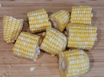 step2: 玉米也要切開幾舊