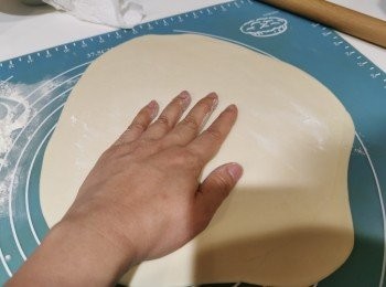 step3: 最後一次時把糰壓得很薄，再在上面上粉