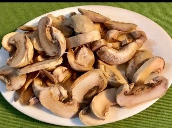 step5: 剩下來的蘑菇， 加入牛油，忌廉奶，Bay leave ，麵粉和溫水攪勻煮片刻，再將一半炸好的肉丸一起煮，直至忌廉奶成醬汁便成。