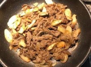 step8: 炒到牛肉上色及8分熟時；