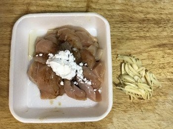 step2: <a href="https://bit.ly/3EZL8dD" target="_blank" data-keyword="雞胸" class="guide-link"><strong>雞胸</strong></a> <span style="display:inline-block;vertical-align:middle;margin-top:-3px;color:initial;border-radius:3px;padding:2px 3px;font-size:12px;line-height:14px;background:#87d300;color:#fff;">即買</span> 肉切塊加入醃料；蒜頭去皮切片；