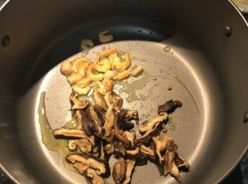 step4: 接著來做鹹湯圓的湯底，湯鍋中放入適量的油，將香菇與蝦米炒出香味，
