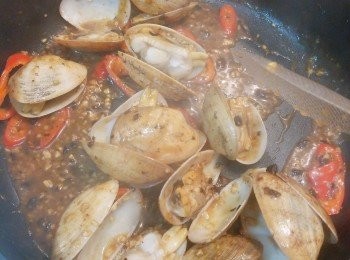 step6: 最後加入紅尖椒略炒勻便可上碟，撒上蔥粒。