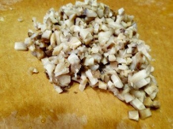 step2: 先切成冬菇粒，再與肉碎混合起來，最後簡單以鹽糖及豉油調味備用