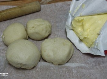 step3: 只要水和高筋麵粉搭配諾曼第綠色山丘發酵奶油無鹽攪拌下去就可以成吐司麵糰，不黏手的超好推捏。