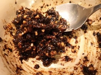 step2: 蒜頭刴蒜，豆豉壓扁，兩樣混合攪勻，再將餘下<span class="group_2">豆豉醬</span>材料加入攪勻