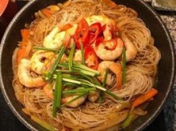 step11: 放入蔥段與辣椒拌勻後，關火並蓋上蓋子燜5分鐘即可。